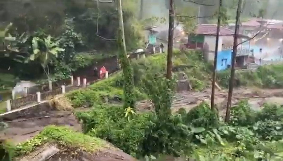 Wisata Guci Diterjang Banjir Bandang, Wisatawan Panik!