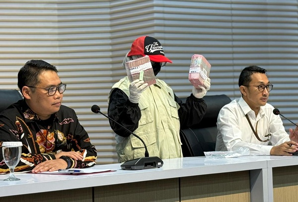 KPK Tetapkan Bupati Bekasi Ade Kuswara dan Ayahnya Tersangka Suap Ijon Proyek