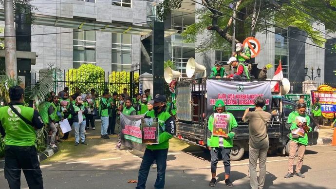 Sidang Perdana Nadiem, Pengemudi Ojol Gelar Aksi di PN Jakarta Pusat